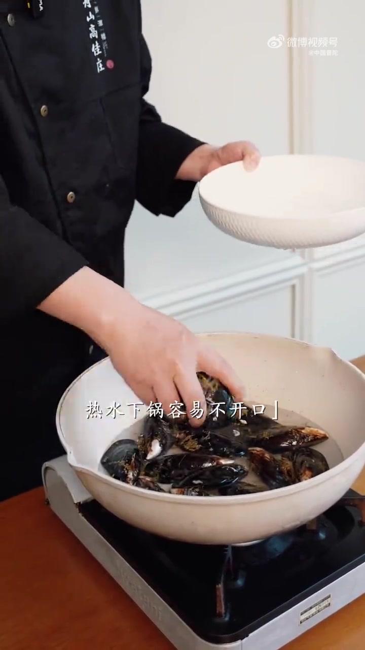 「高温天必喝!淡菜丝瓜汤鲜到跺脚,喝完暑气全消」最近热到没胃口?舟山高佳庄教你做一碗鲜掉眉