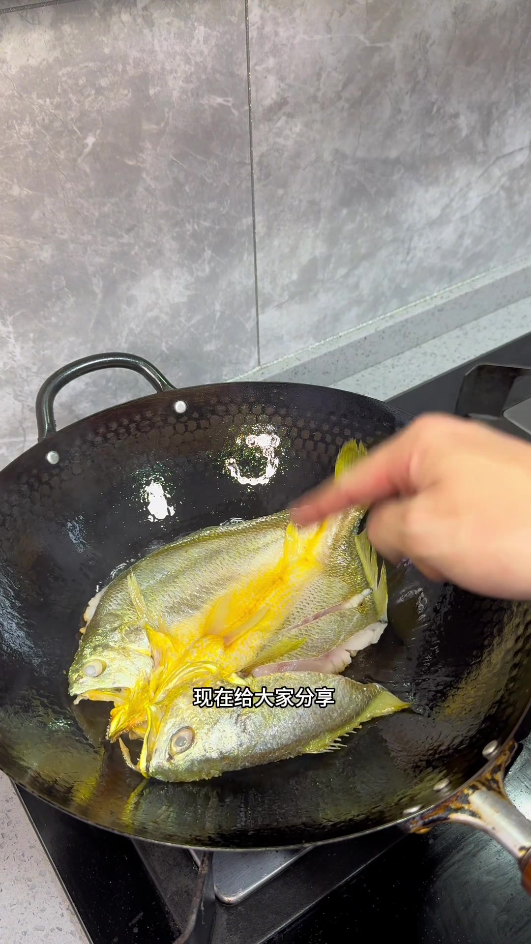 喜欢吃又不会做的小白看过来，外酥里嫩的干煎黄瓜鱼看一次就会