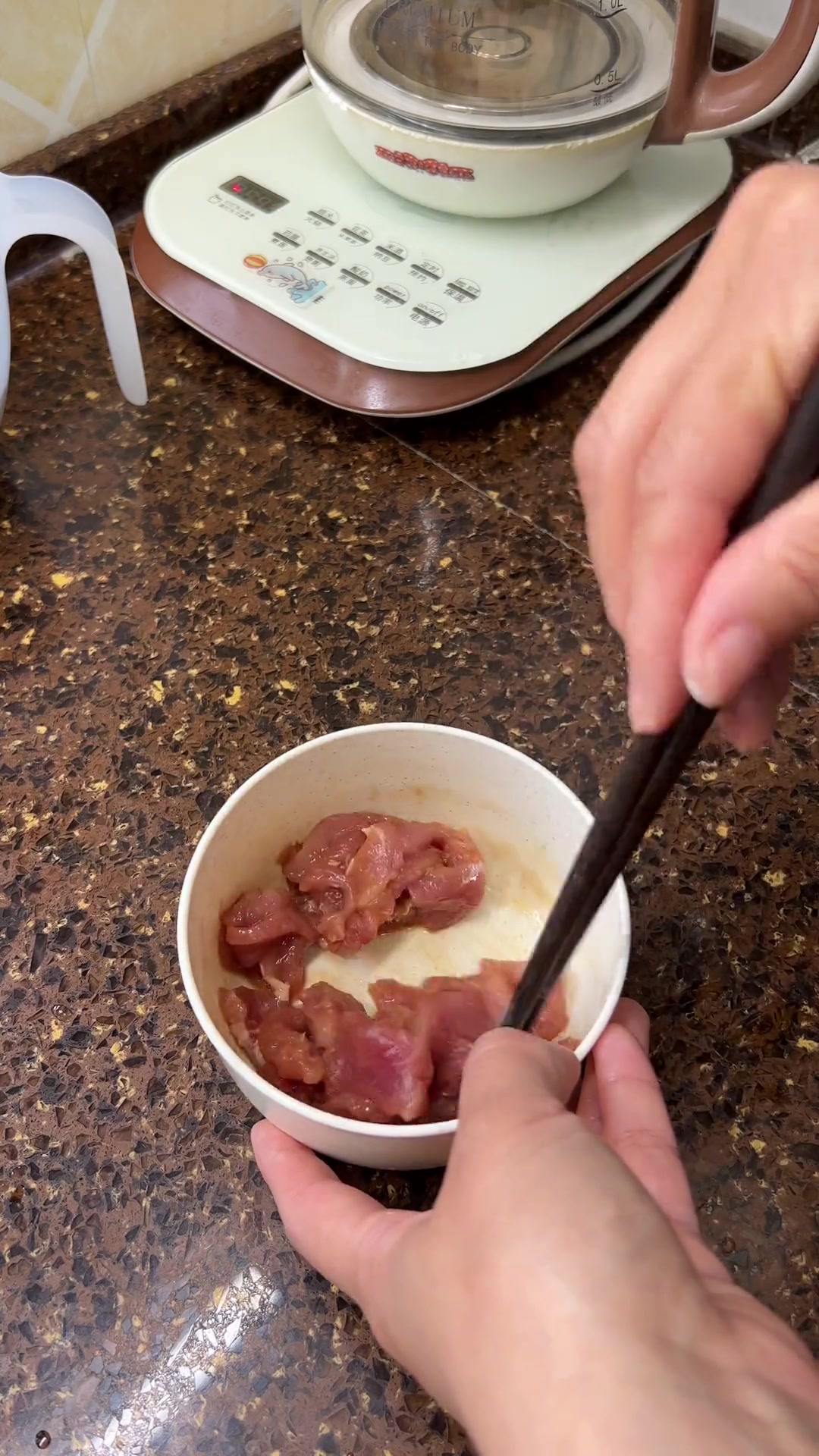 今天视频有铁锅的用法,认真听讲呦。今天又炒了木须肉,用的蒜苔和洋葱炒的也好好吃,尤其是带着