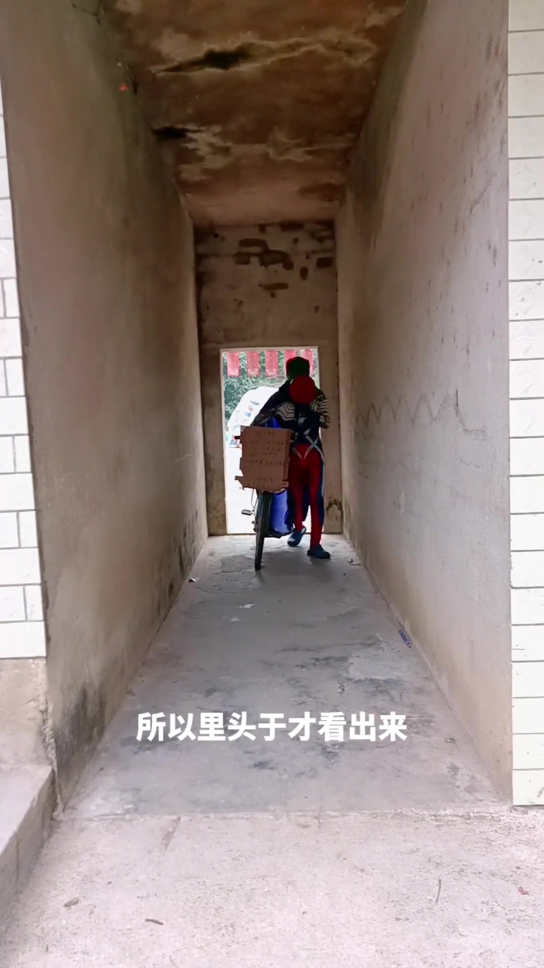 绿头鱼太坏了，竟然趁赛罗哥哥不在家就出来收奥特曼