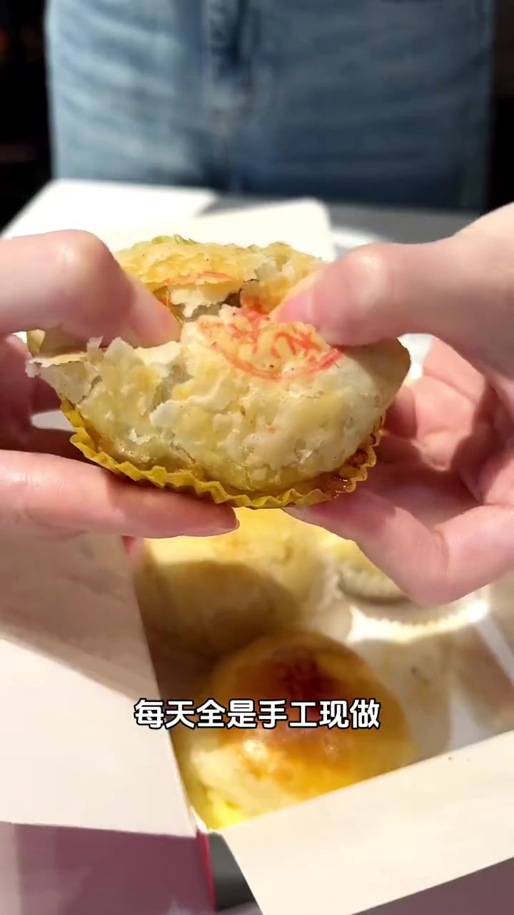 中秋佳节怎么少得了月饼,来看看我们家喻户晓的中华百年老字号沈大成这次除了经典的鲜肉月饼又出