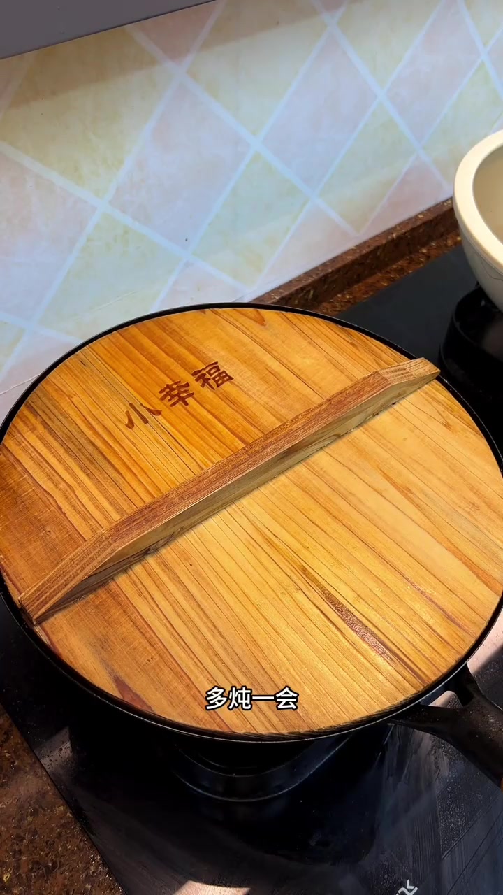这小鸡炖蘑菇太香了，不能光用那种鸡腿，就得用整鸡，炖出来确实味道不一样，里面的蘑菇也是吸满
