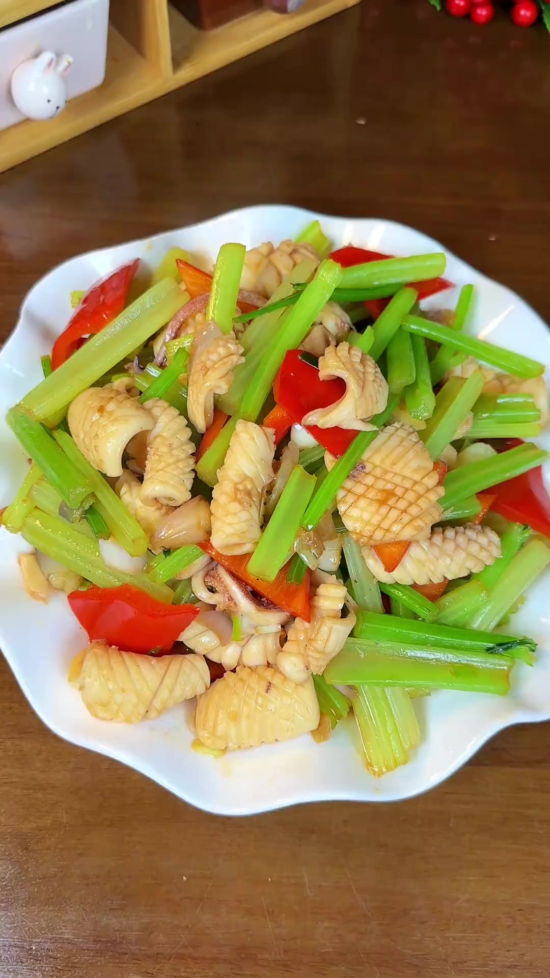 湛江人去外面吃饭必点的鱿鱼炒芹菜,鲜甜脆爽的,确实是好吃,难怪那么多人喜欢