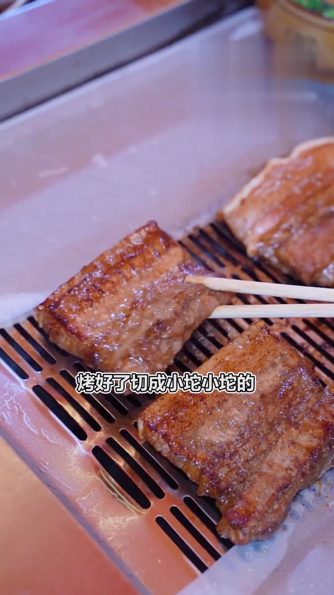 现在贵阳烧烤必点三件套，其中一样就是坨坨肉