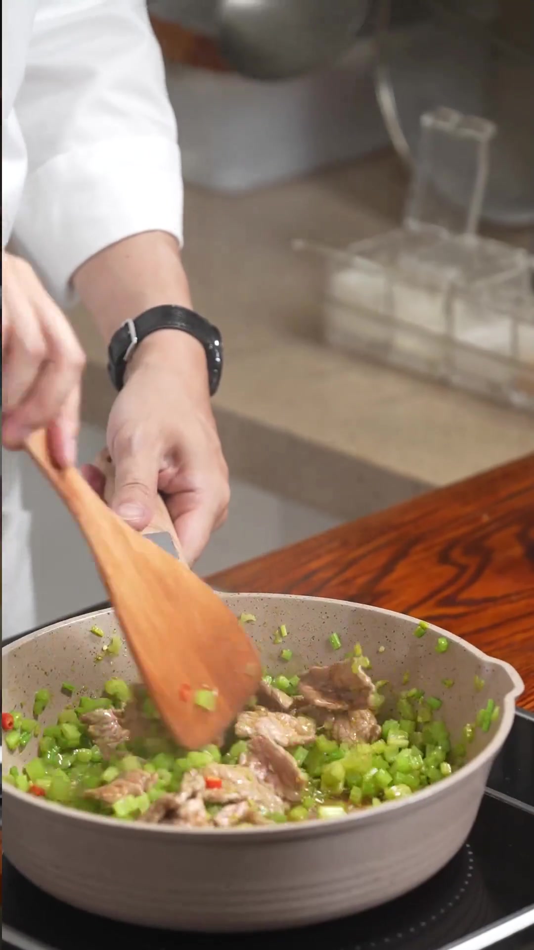 黄牛肉的鲜香搭配上芹菜的清香，好吃到舌头都想吞下去！