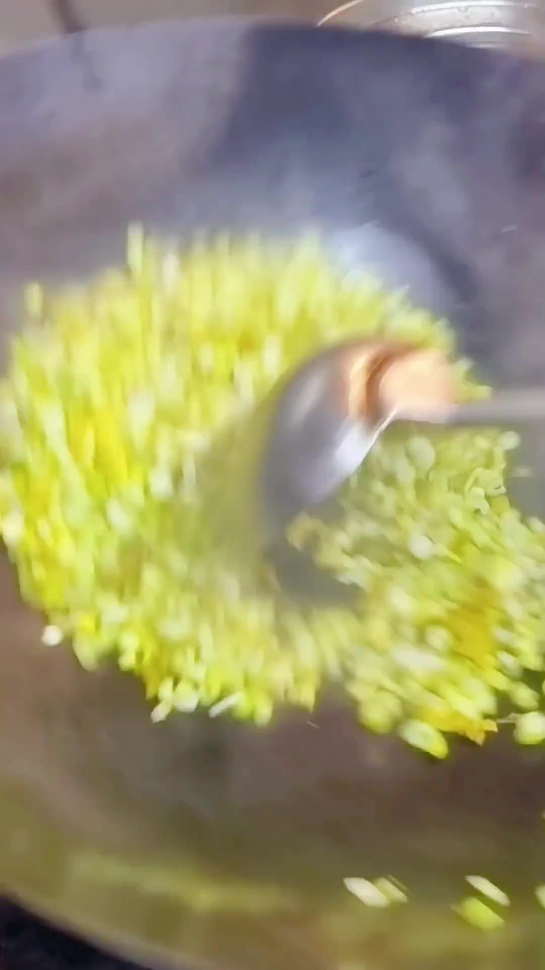 春天是吃小竹笋的季节,加点酸菜一起炒,鲜嫩开胃又下饭,比肉还好吃