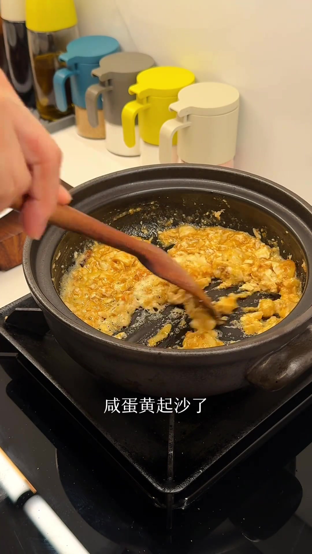 天冷了,来到热腾腾的咸蛋黄虾滑煲,做法简单,大家可以试试