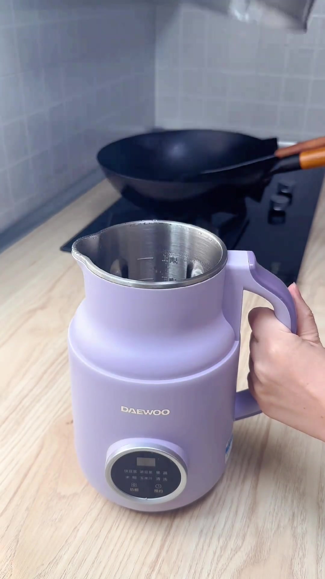 天冷太适合白菜肉圆炖粉条了,荤素搭配里面的白菜和粉条可以当饭吃了