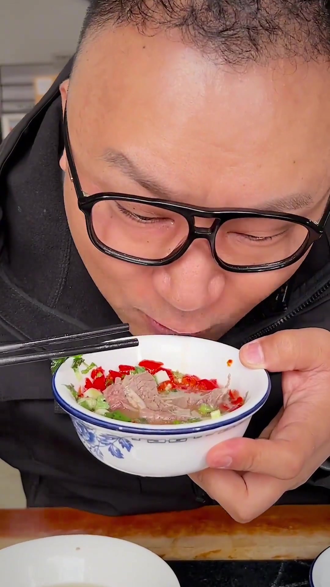 四川实锤早上6点就开始吃火锅,还是羊肉火锅。红汤酸鲜开胃,白汤原汁原味,硬核早餐太爽了