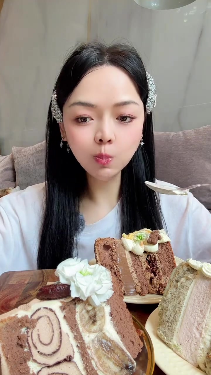 今日甜品颜值超高!红色甜甜圈,咖啡香超绝!