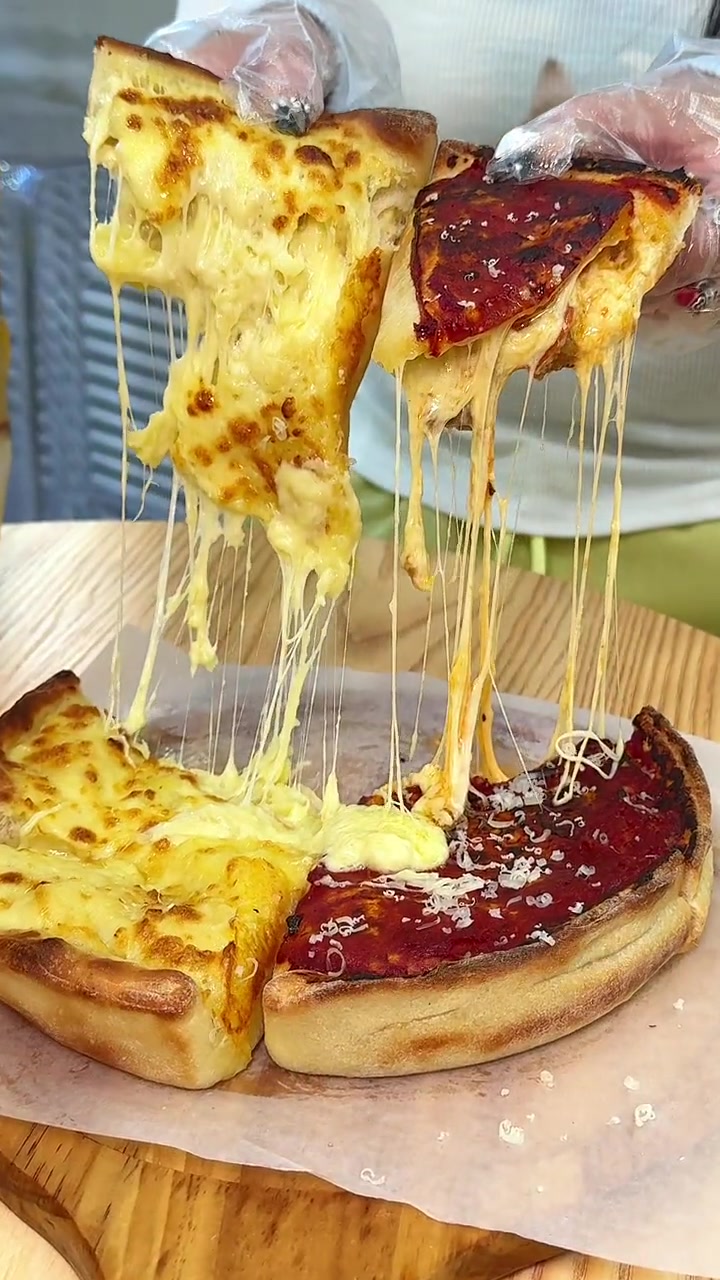 快来解锁榴榴组的榴莲牛肉双拼披萨