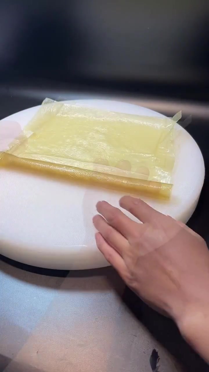 通过昨天分享的鱼饼多余的鱼茸今天来做道芙蓉鱼肉卷大家，感谢支持！