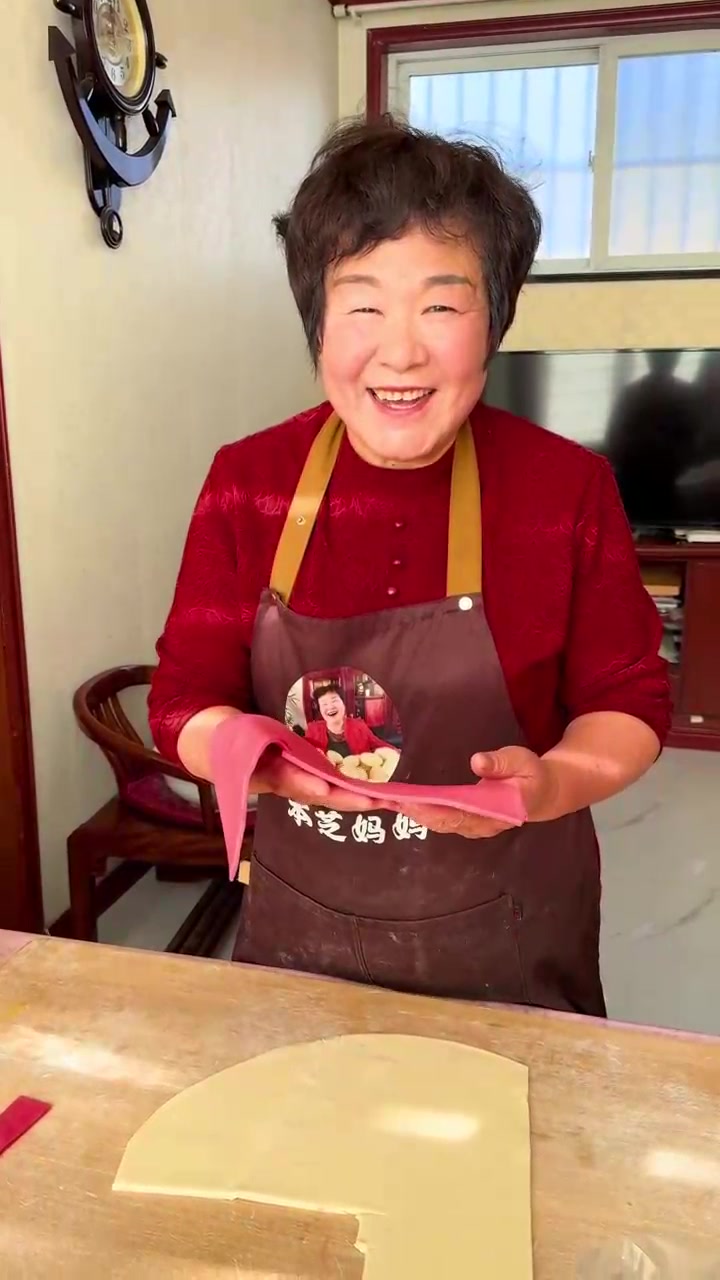 快来跟妈妈学学这样包福字水饺吧！