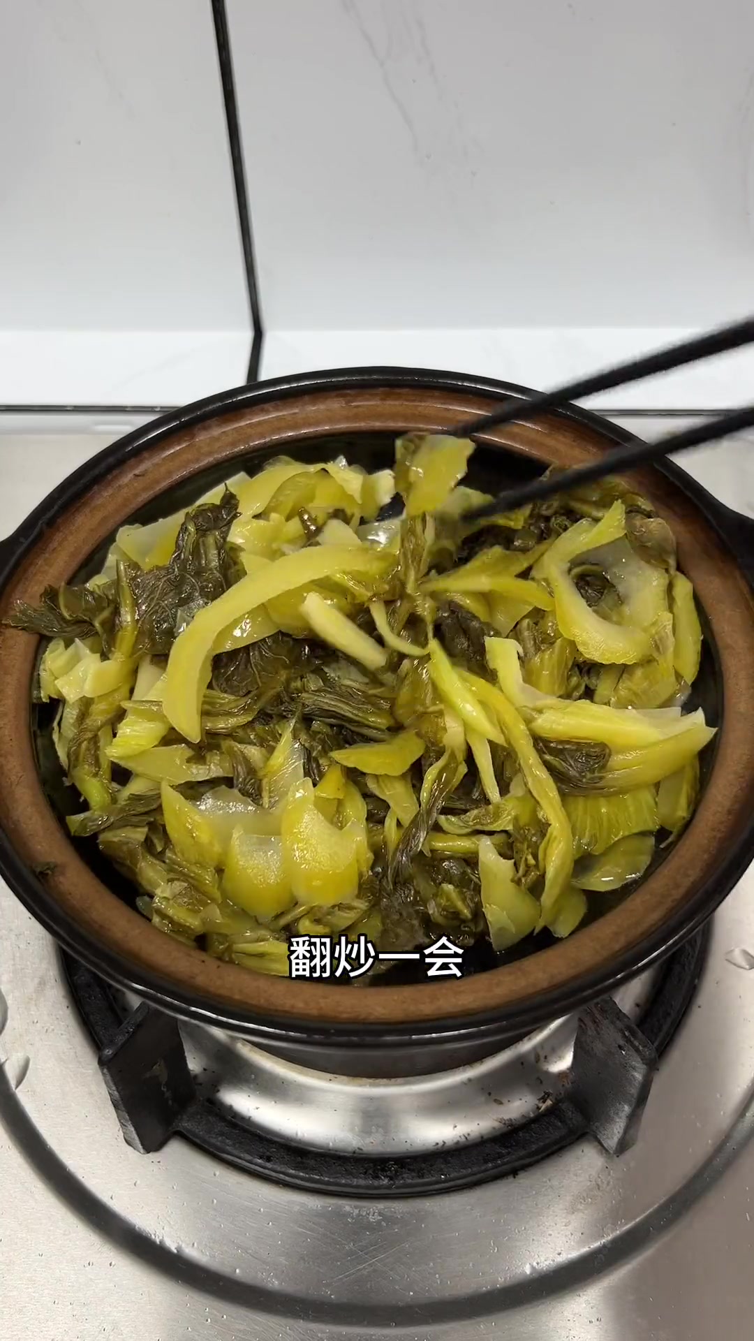 酸菜粉肠煲是一道非常具有潮汕特色的家常菜，酸菜酸酸爽脆可口，粉肠香，非常好吃