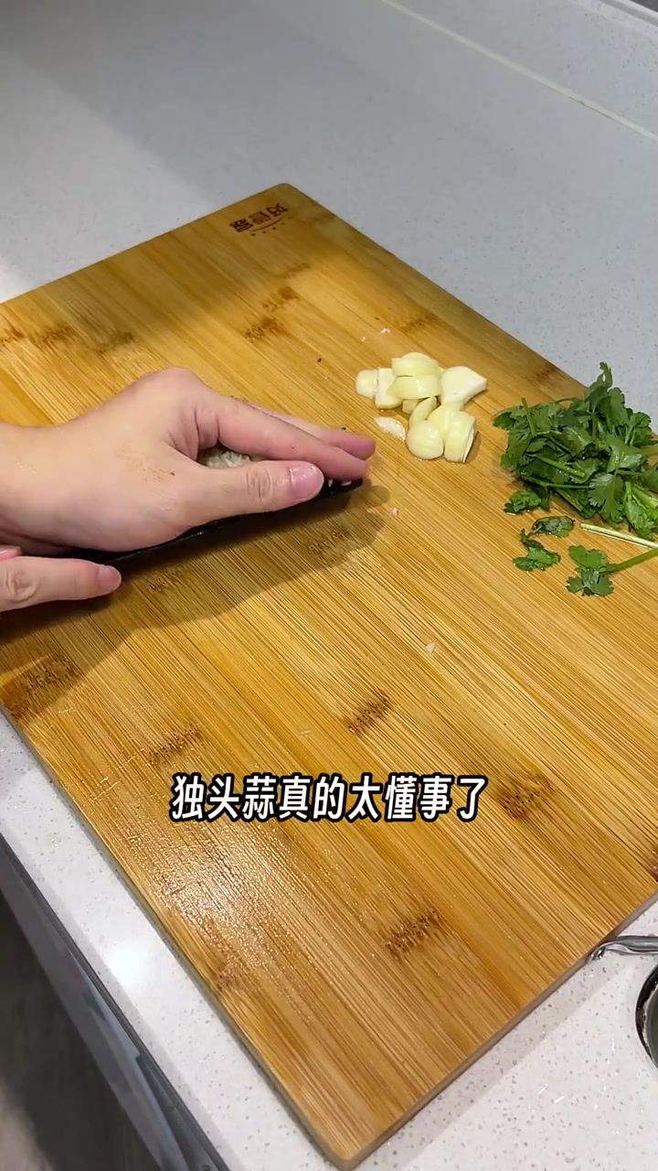 vlog晚餐｜初恋情侣深圳的日常晚餐●今日菜单：蒜香黄油虾｜沙茶牛肉煲｜清炒奶白菜●和夏小