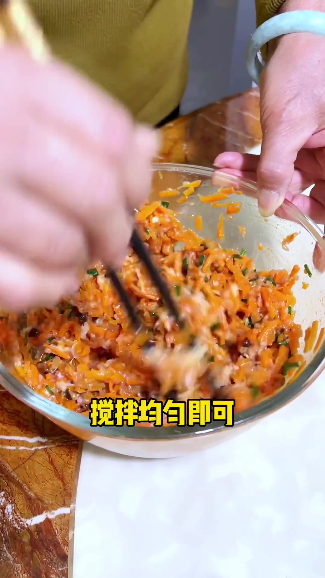 这样调出来的胡萝卜饺子馅,鲜嫩又多汁,营养又美味,孩子特别喜欢