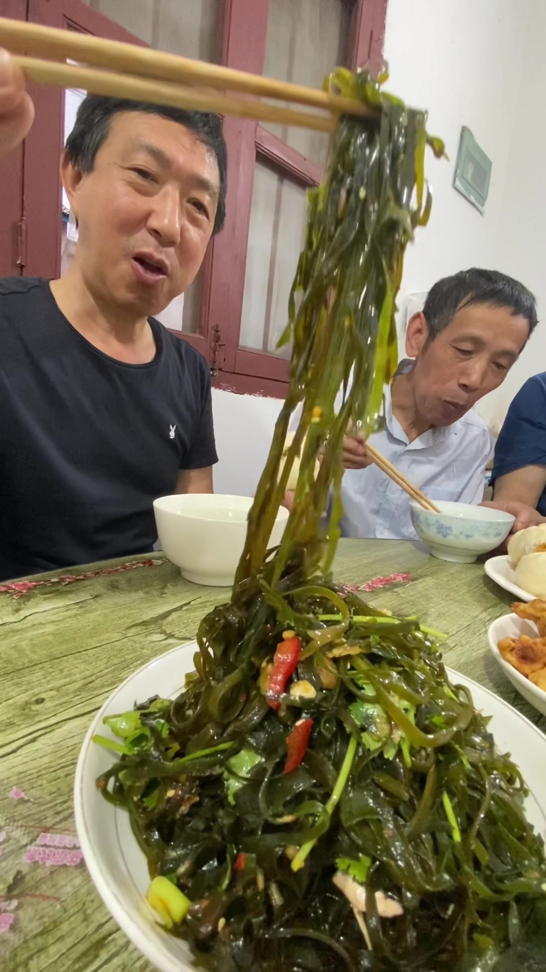 姑父来家里做客,蒸100个大包子招待,老爸连吃3大碗