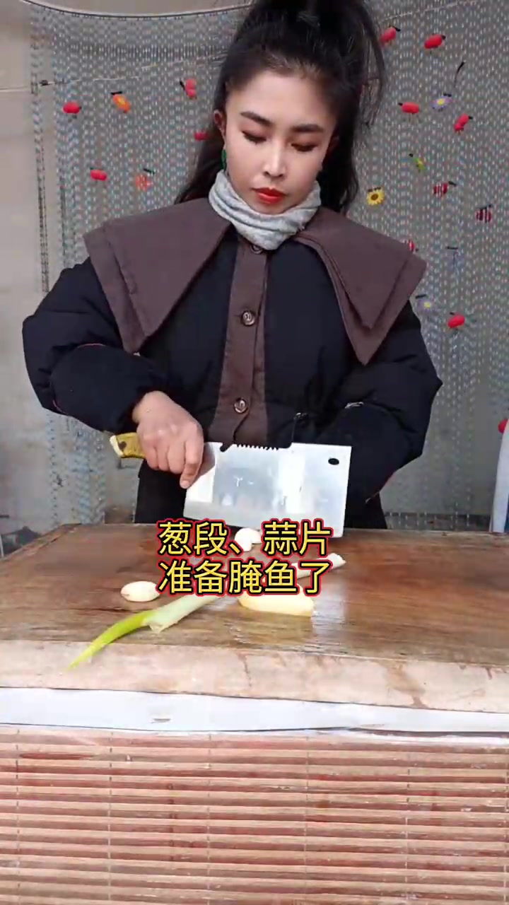家家户户都开始发面蒸馍、炸鸡、炸鱼、炸豆腐、今天给大家分享炸鱼块最简单最好吃的做法,外酥里