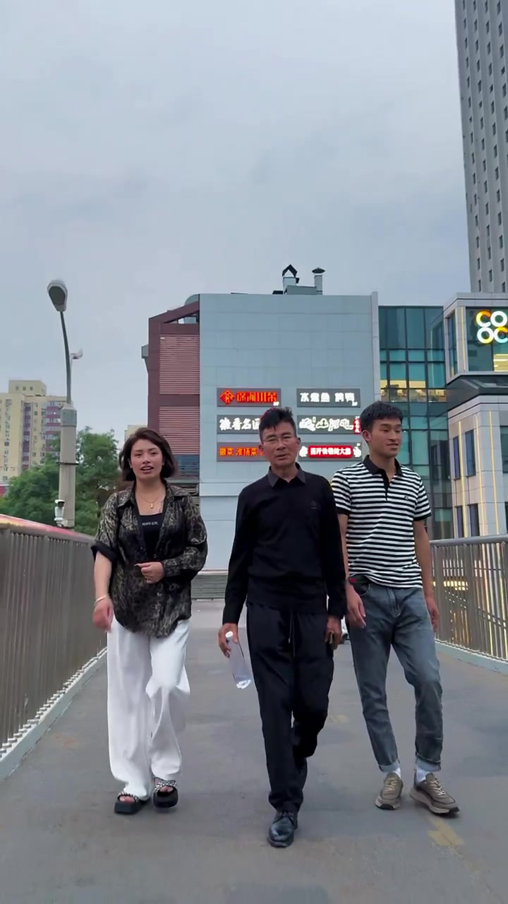 带爸爸去医院门口散心，看他脸色思绪万千，感谢妹妹男友帮忙摄影