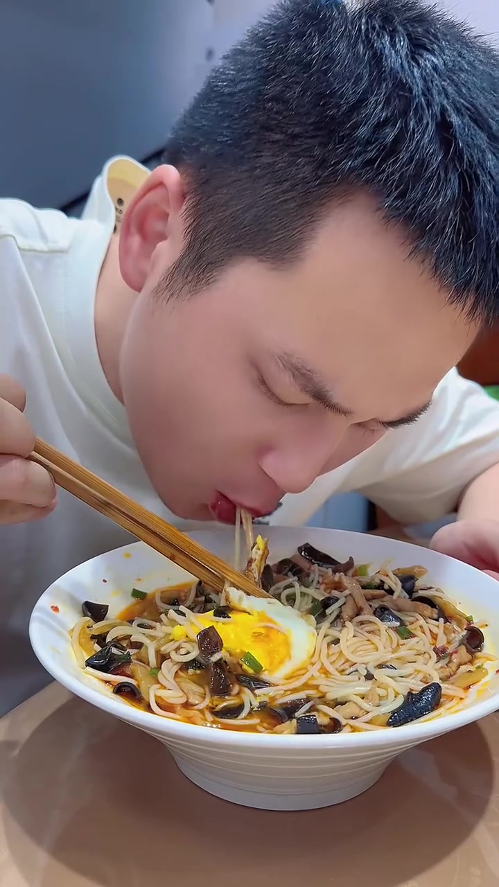 试试这碗榨菜肉丝米线吧！简单好吃香迷糊了 今天做了简单又好吃的榨菜肉丝米线，榨菜清脆爽口，