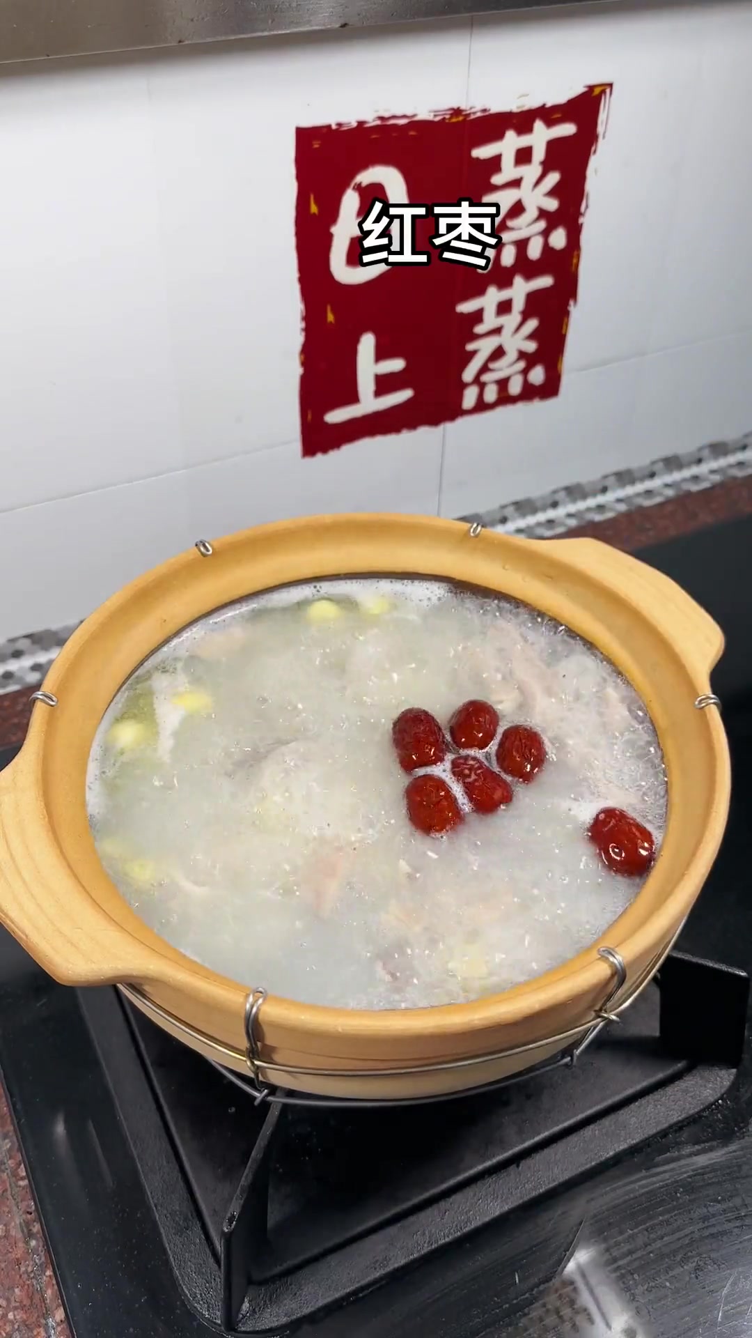山药莲子猪肚汤,煲好汤色奶白浓郁,真的好好喝!