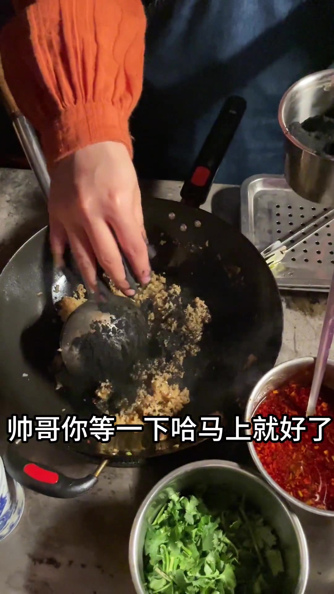 兄弟们,这个地摊车不对劲,还好我跑得快!