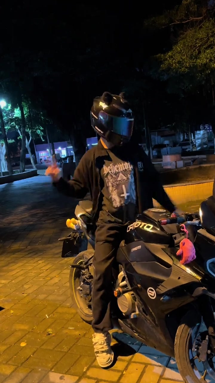 傍晚的阳光特别温柔，就像你的笑容一样，春风250SR机车骑士派大星表情包转场