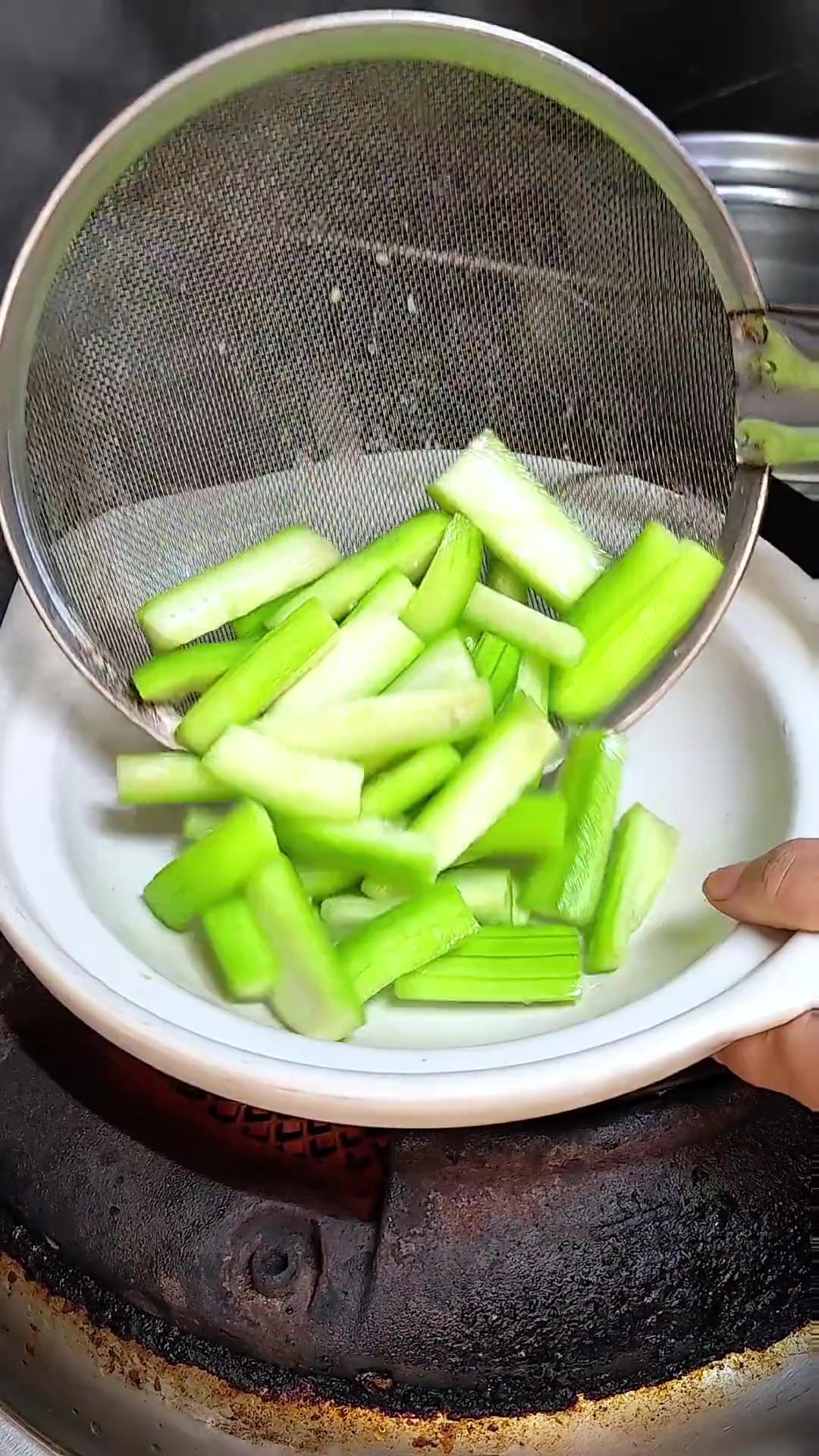 水煮牛蛙麻辣鲜香肉质嫩,喜欢就赶紧安排!