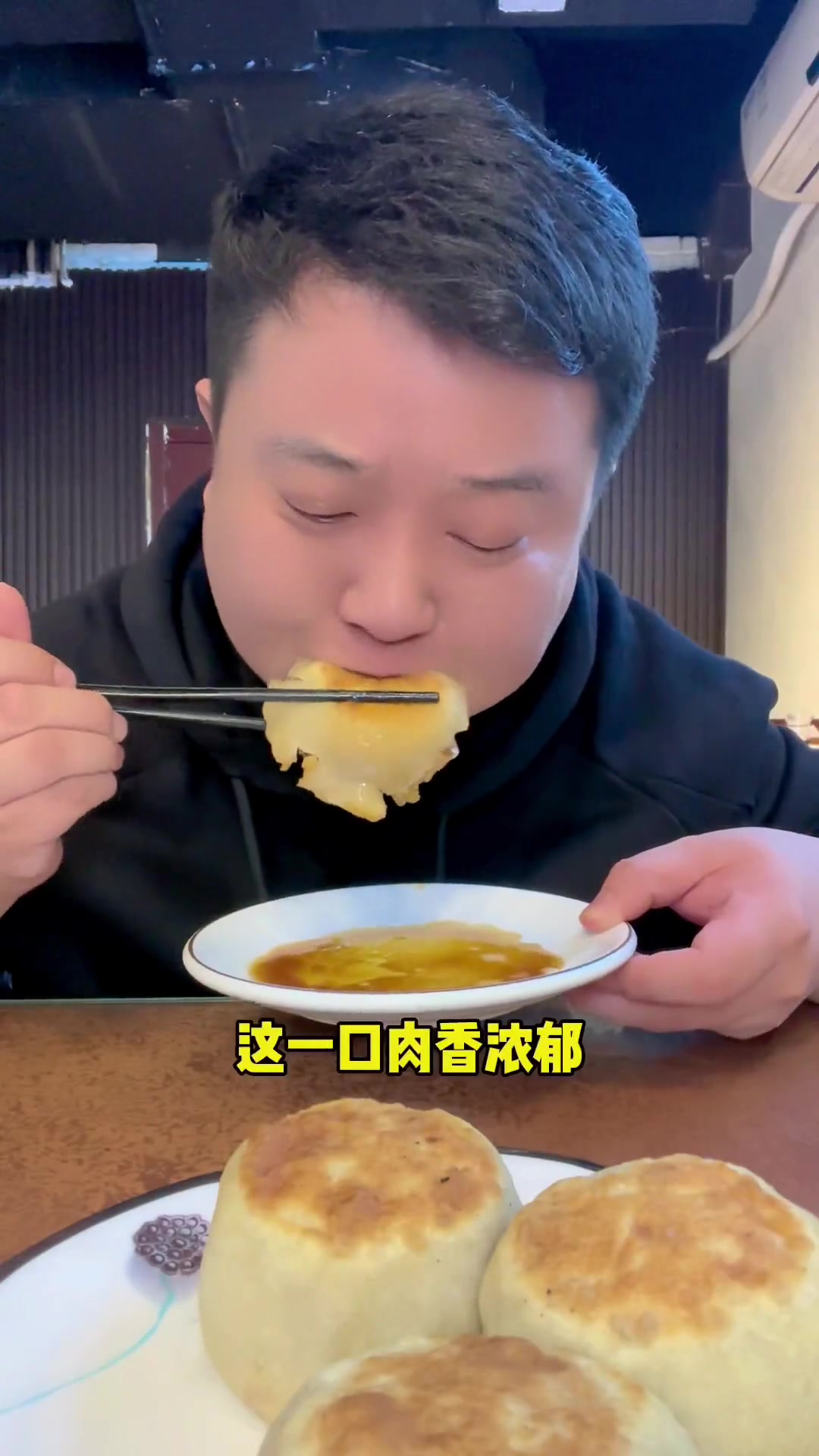 发现一家像样的门钉肉饼，特色蒸碗跟大盒子也不错