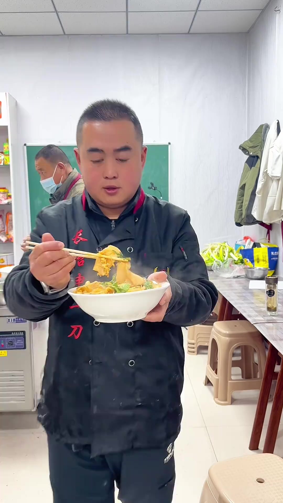 山西特色面食炒面片，是家家户户老百姓都会做的面食，从和面，到揪面片，到最好炒面，每一步都是