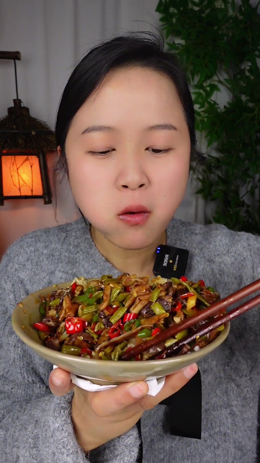 酸辣鸡杂来啦!每次家里炒这个米饭都不够吃,太美味了!大家一定要尝尝,简单又方便