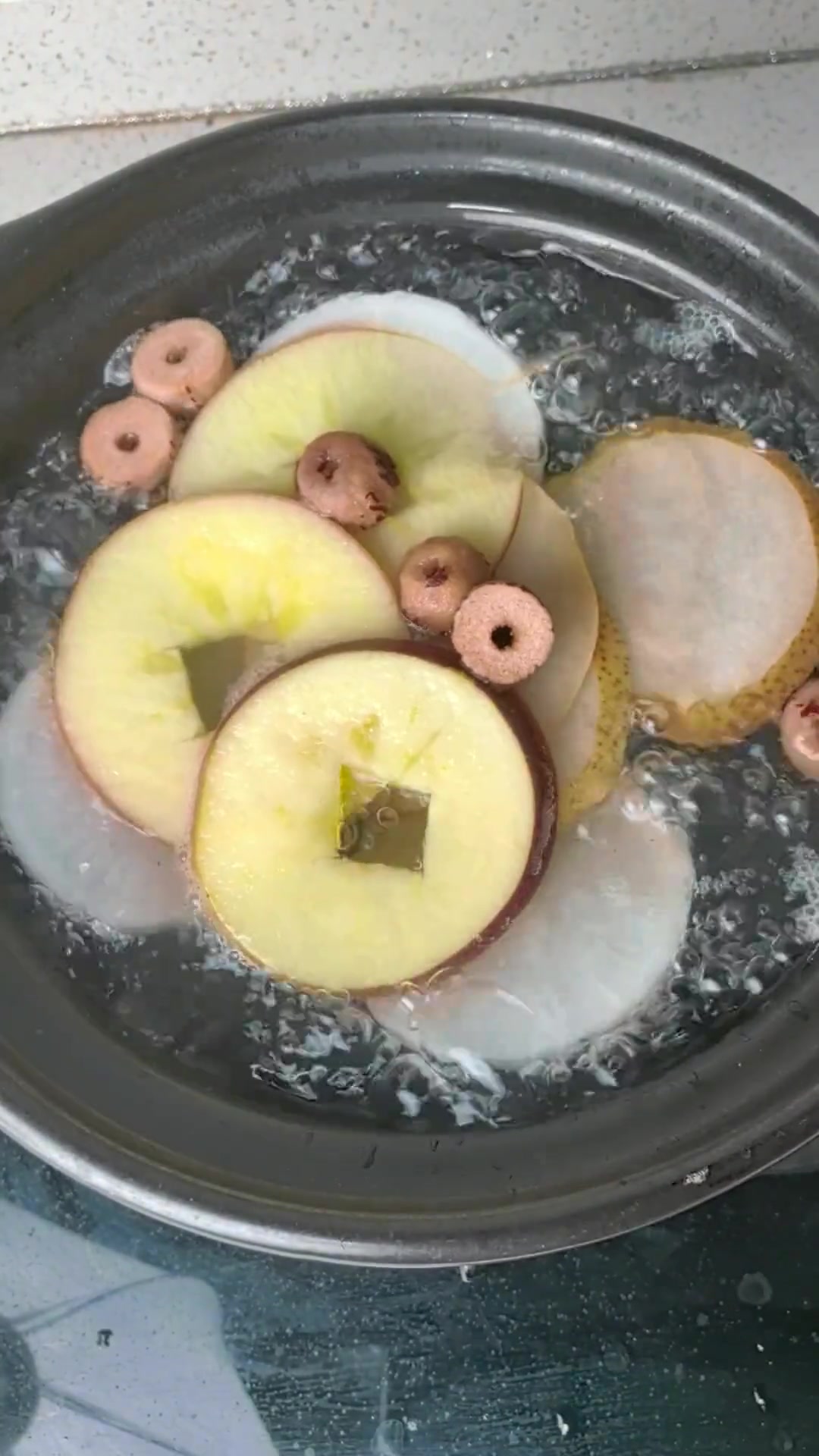 白萝卜雪梨苹果大枣冰糖煮水,孩子冬天不请假!