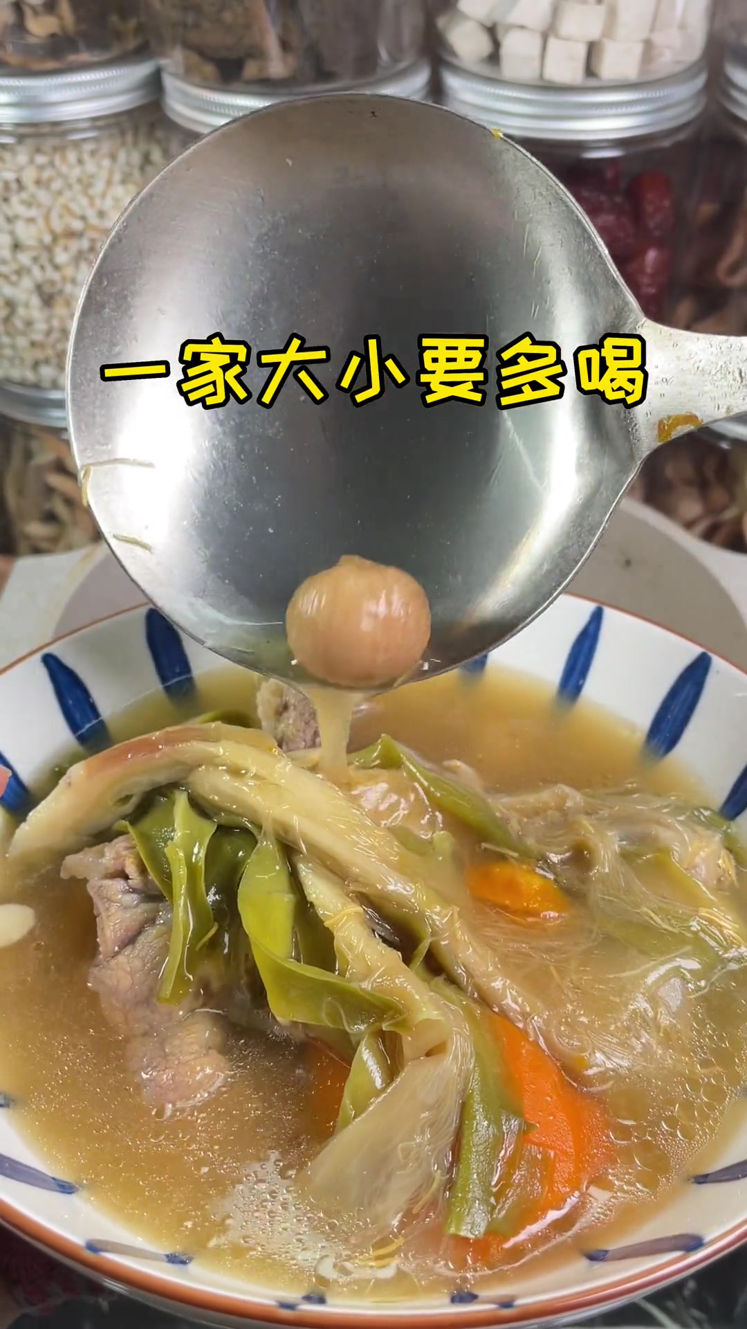 在广东除了菜干汤,相信很多朋友仔都懂这个有名的下汤,剑花猪骨汤