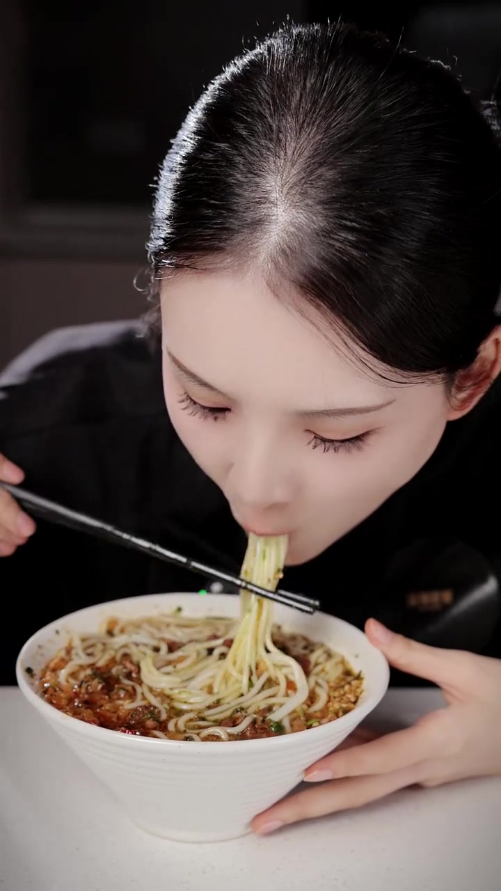 你们要的肉酱米线做法来啦,手把手教你煮肉酱米线,方法在这里,大家快点学起来!