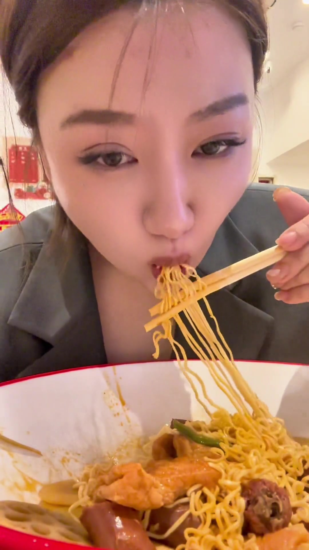 终于在深圳挑战了一下曹氏鸭脖的变态辣看起来平平无奇实际……