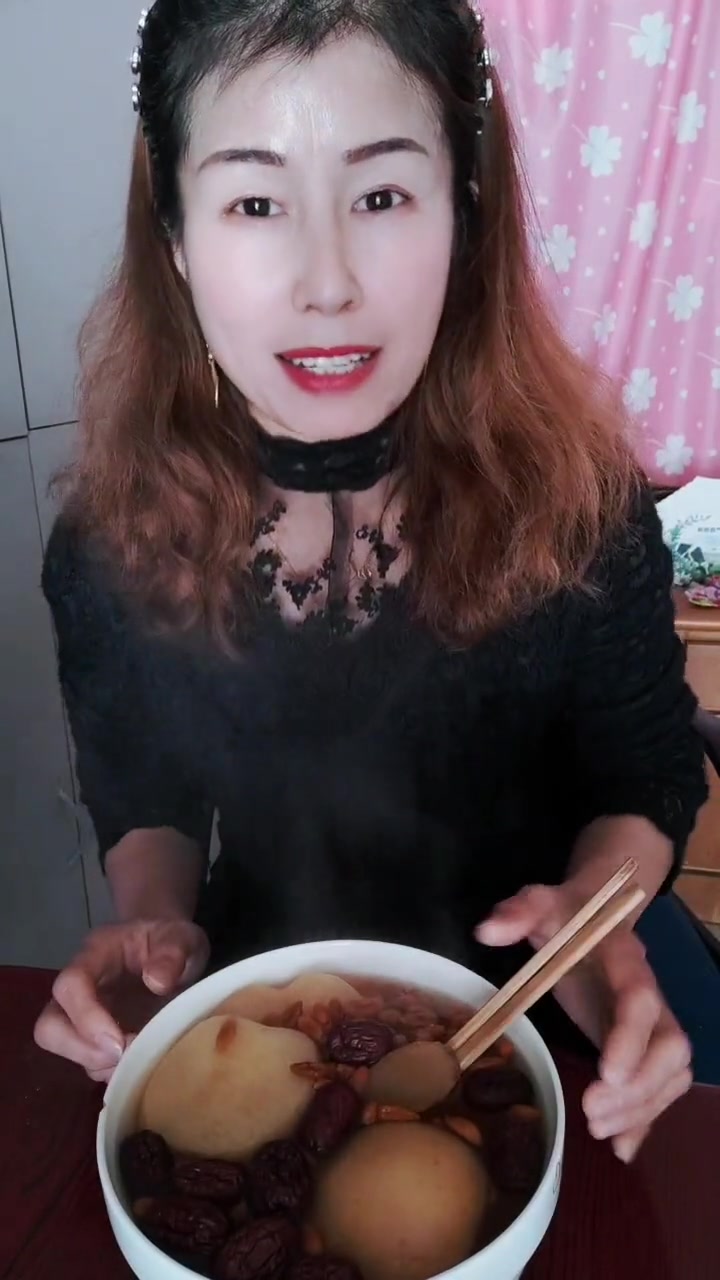 休息在家蒸苹果，加姜枣枸杞，天冷常吃对胃好