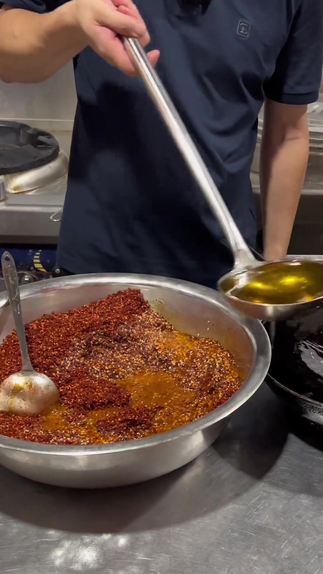 准备这些食材，按照这种方式和比例制作出来的辣椒油很香，用途很广泛，可以用来做火锅味碟，凉菜