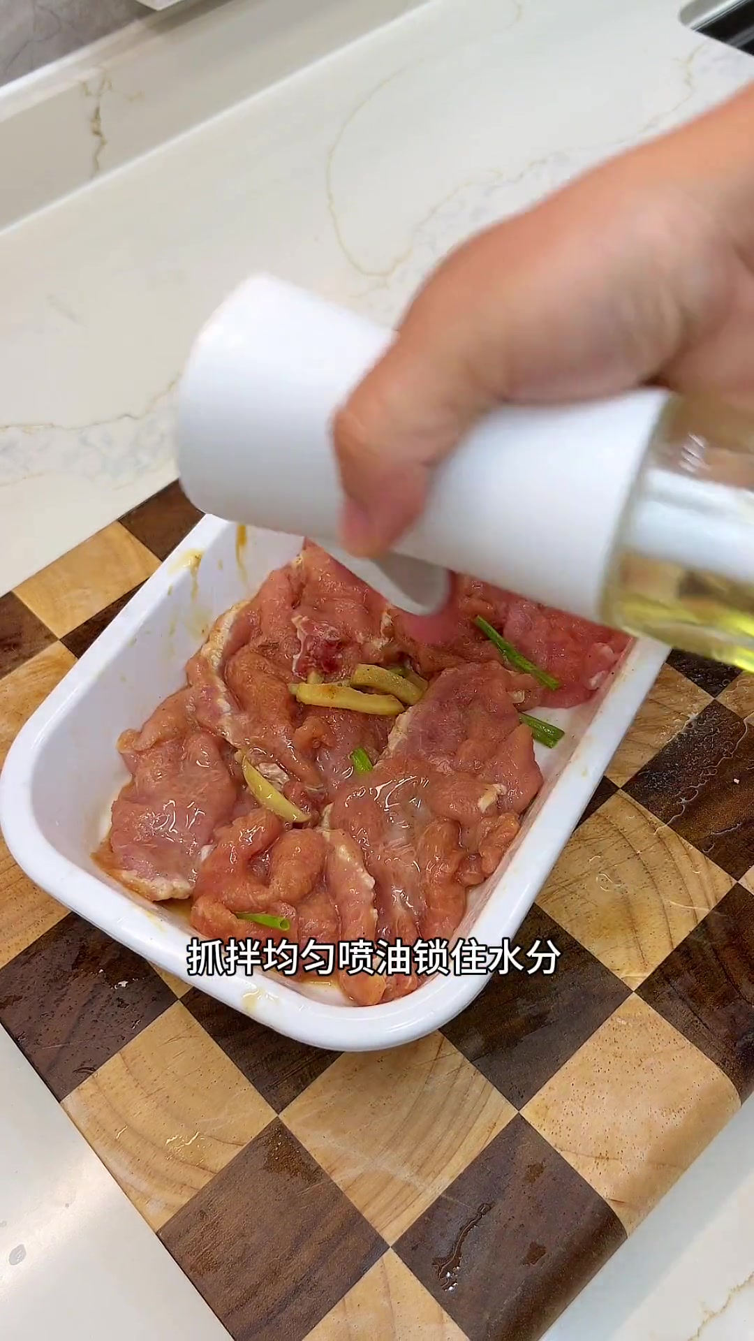 小学生的一日三餐|今日午餐有嫩滑的鱼丸蒸蛋羹,还有焦香的椒盐肉片