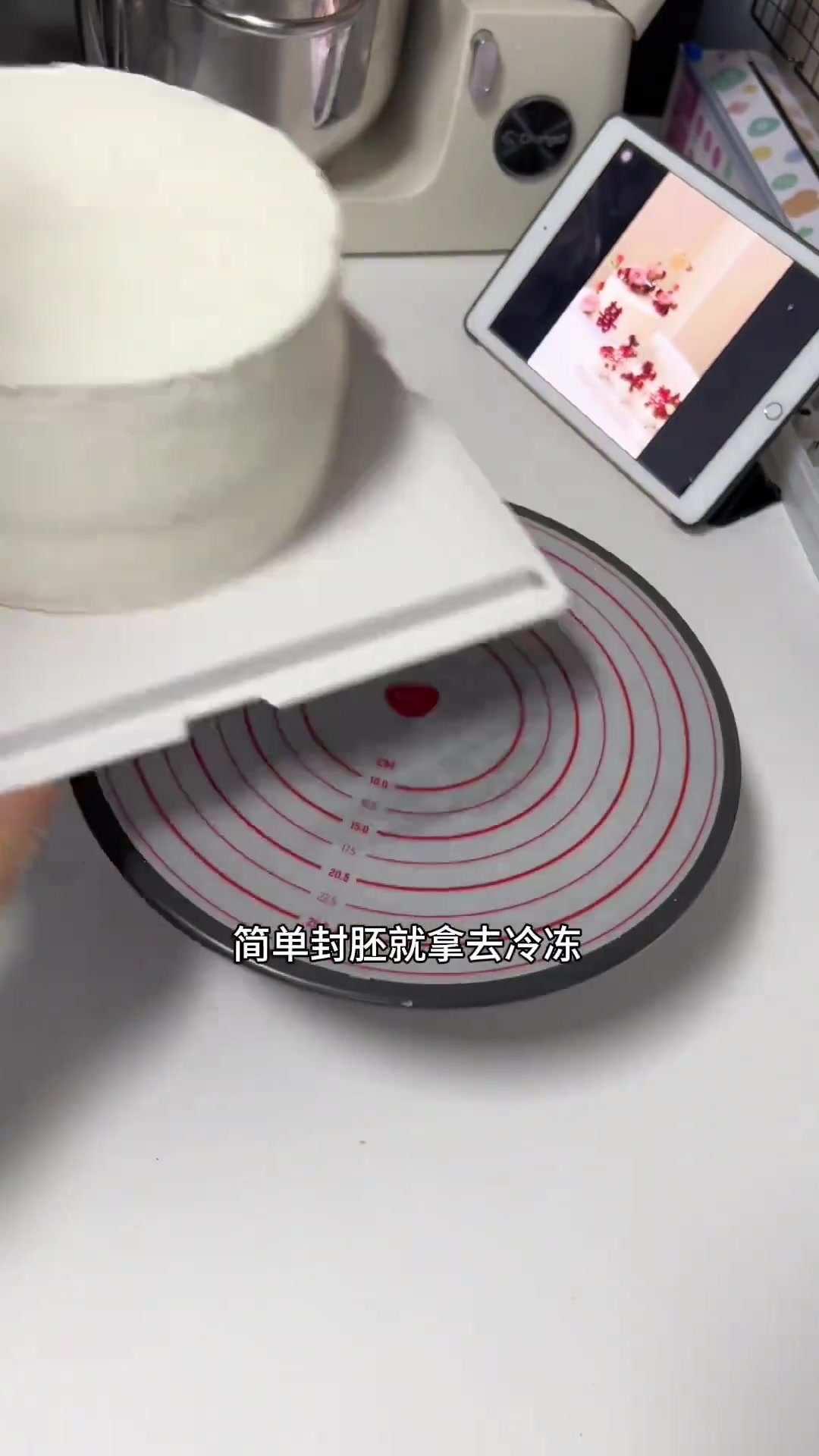 姐妹们，这是我首次做的订婚鲜花款蛋糕，咋样？