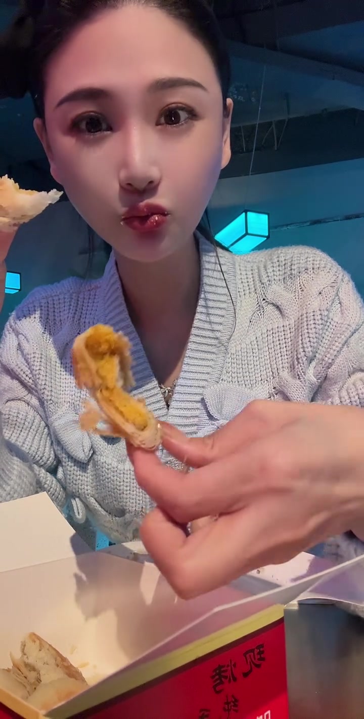 矮子馅饼,我看点评很高,买来拍给你们看看,爱吃这种酥饼肯定会爱吃。很不错