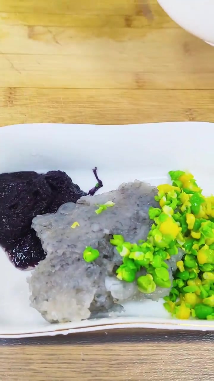 低卡月子餐低卡减脂餐分享:鲜虾紫菜饼 1`准备十只鲜虾,剥去外壳,取出虾仁,去掉虾线,剁成