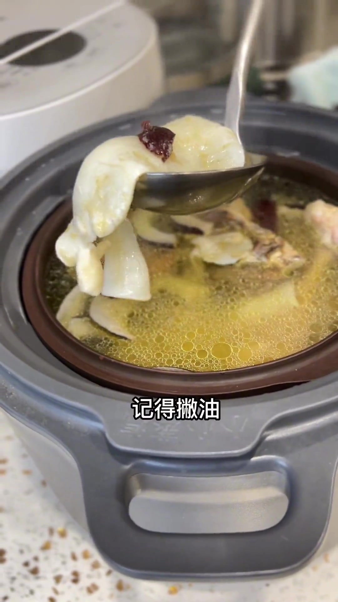到了我们这个年龄，多吃花胶好呀，海椰皇花胶鸡汤来啦