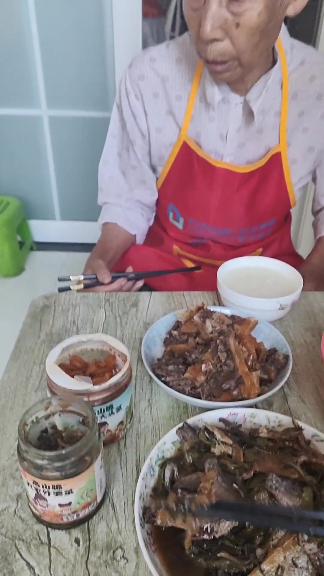 婆婆早起做美食，辣鹅毛鱼超诱人，养生秘诀曝光！