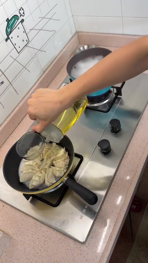 煎饺这样做不费油,外酥里嫩简单易学,自家包的美味更香