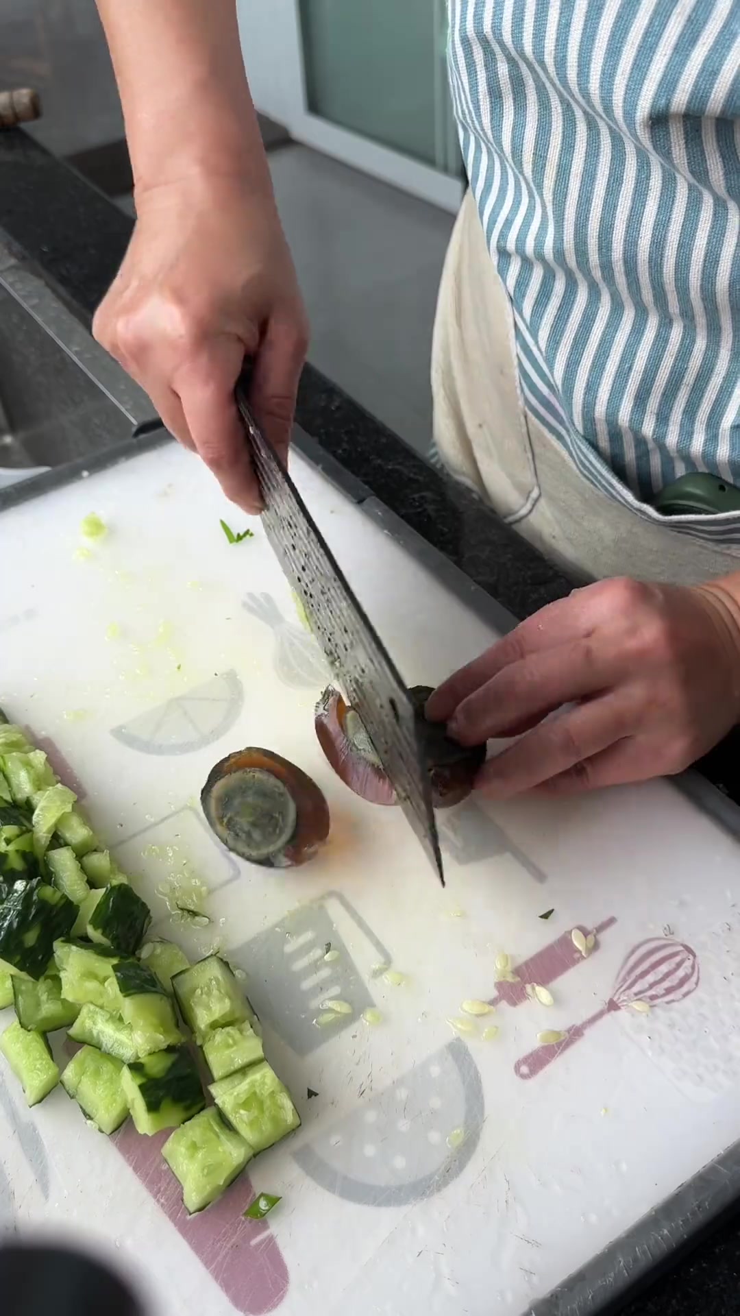 今日午餐，红烧汪刺鱼与螺蛳，青豆炒肉，凉拌黄瓜