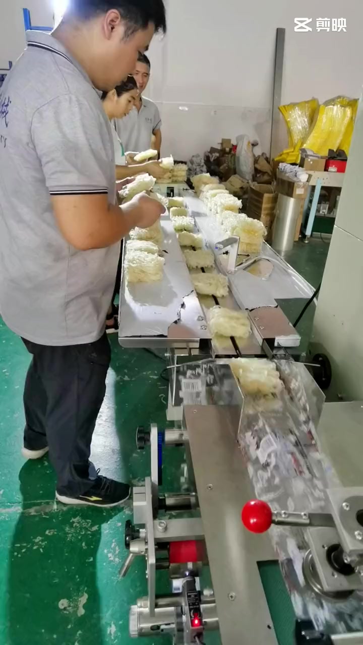 火锅面饼包装机,鸡蛋面饼自动套袋包装