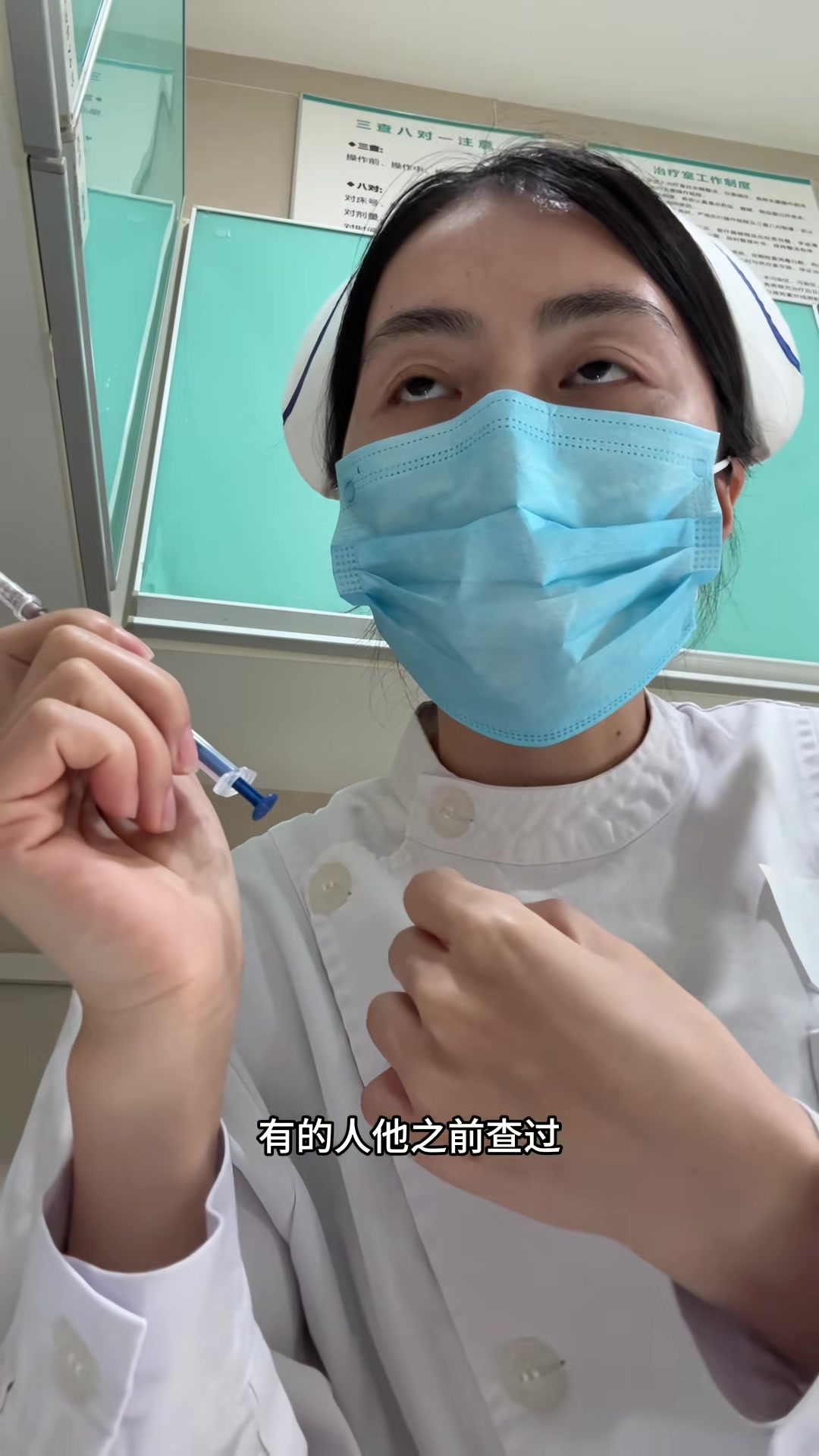 护士操作不慎发生针刺伤,提醒年轻护士掌握单手复帽技巧