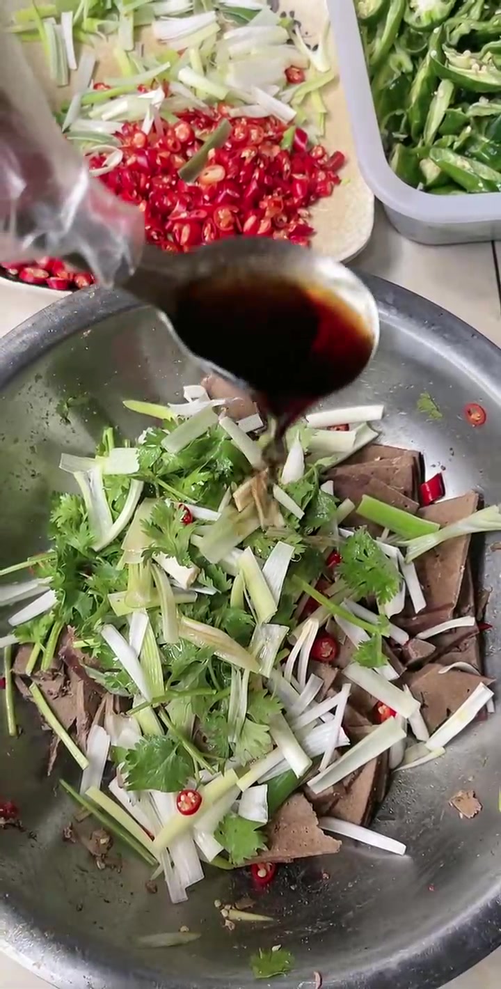 凉拌牛肝,我就随便来个视频。这两天送出去的牛肝收到货的铁铁们,在家试着做一下,不好吃不是我