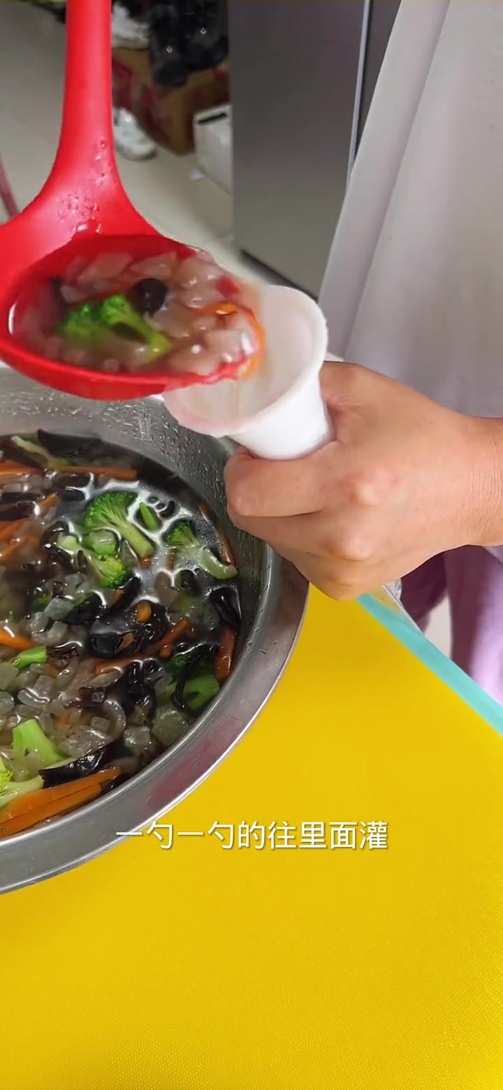 今天做的肉皮蔬菜肠，晶莹剔透，好看还好吃