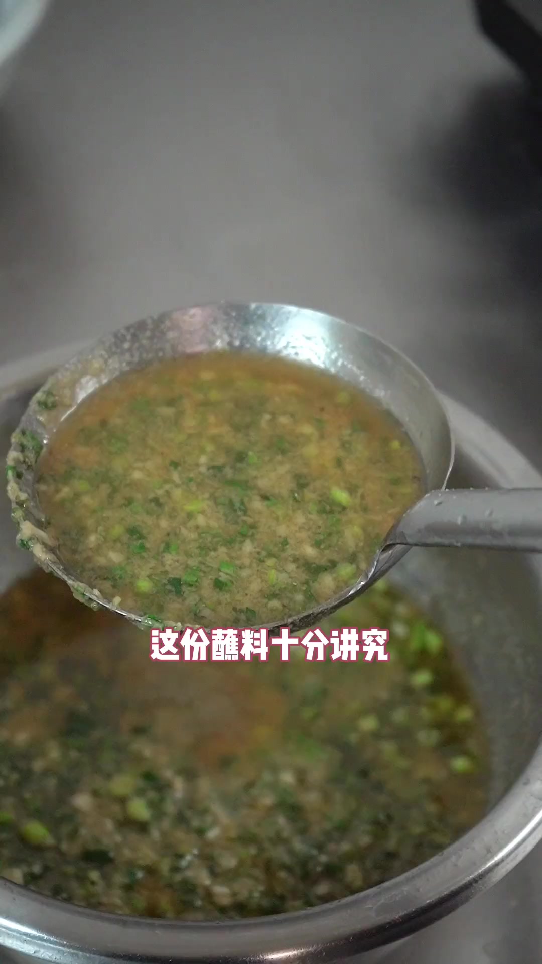 做了十几年的老牌鸡铺你吃过吗?白切鸡皮脆肉嫩,很多人买去拜hoho或是三顿配粥饭!现在又新